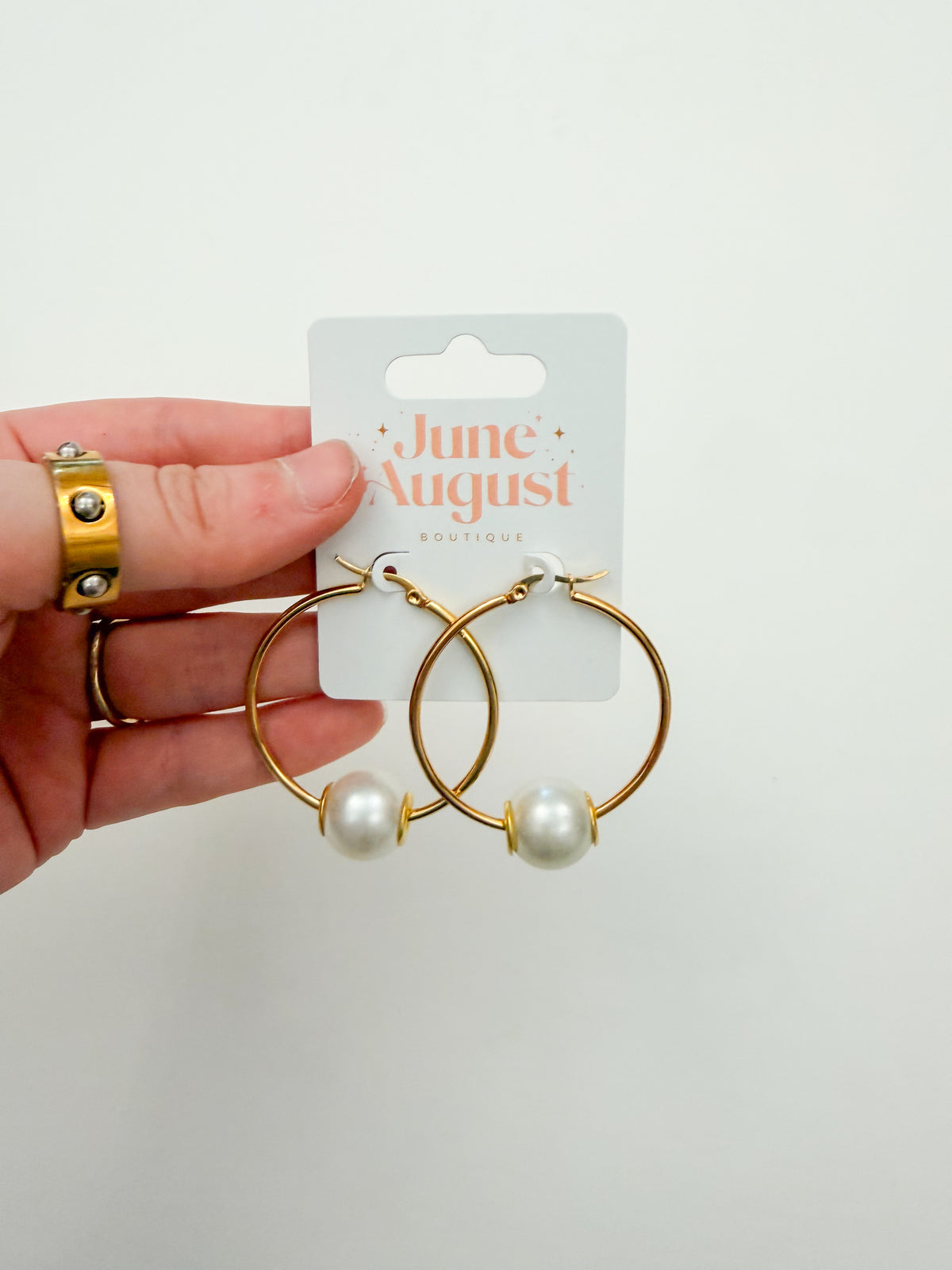 Singular Chunky Pearl Hoops