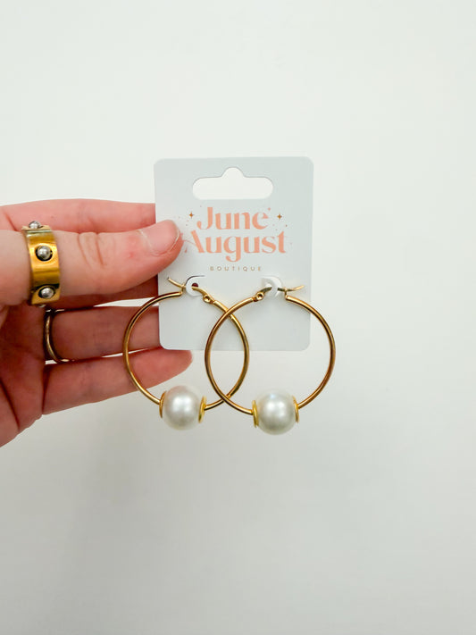 Singular Chunky Pearl Hoops